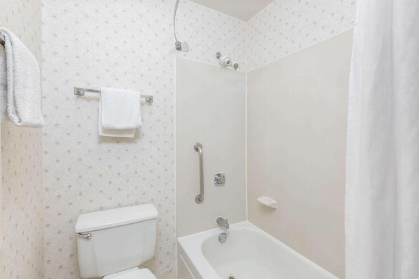 Days Inn by Wyndham Des Moines-West Clive image 10