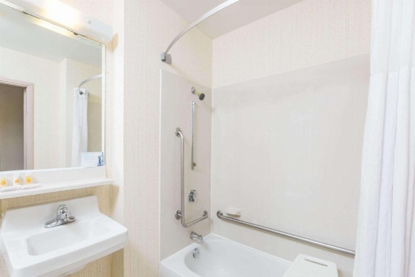 Days Inn by Wyndham Des Moines-West Clive image 8